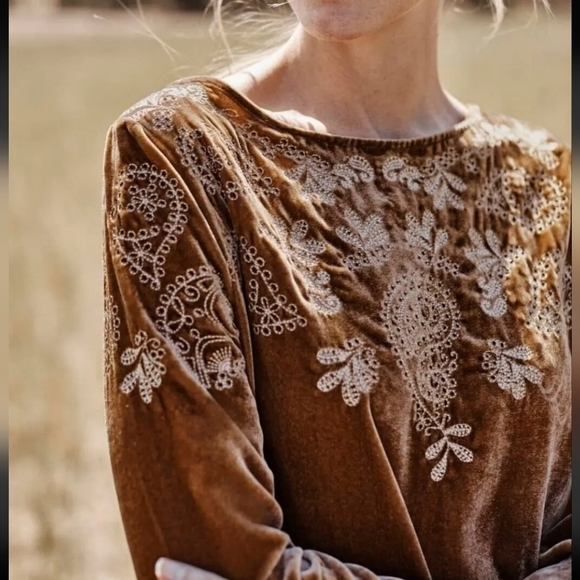 J.Jill Luxurious Velvet Embroidered Bell-Sleeve Top Sz M - Picture 2 of 9